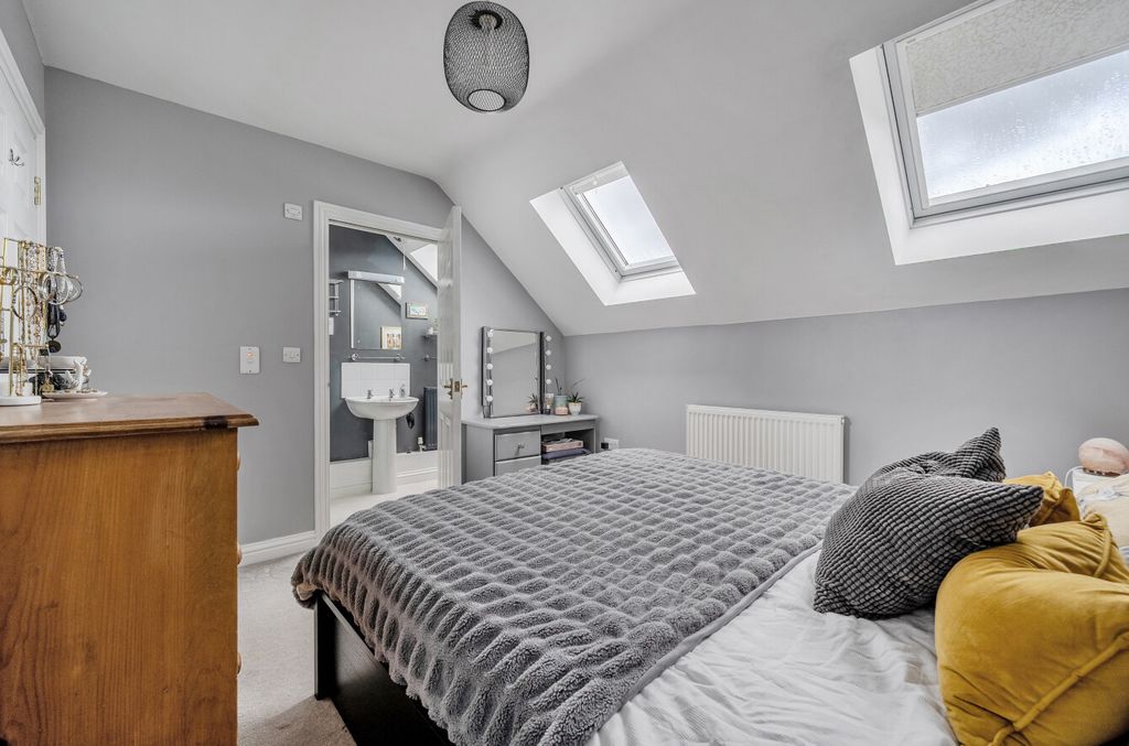 Additional image 3 of 2 bed flat for saleRoebuck Estate, Binfield, Bracknell, Berkshire RG42
