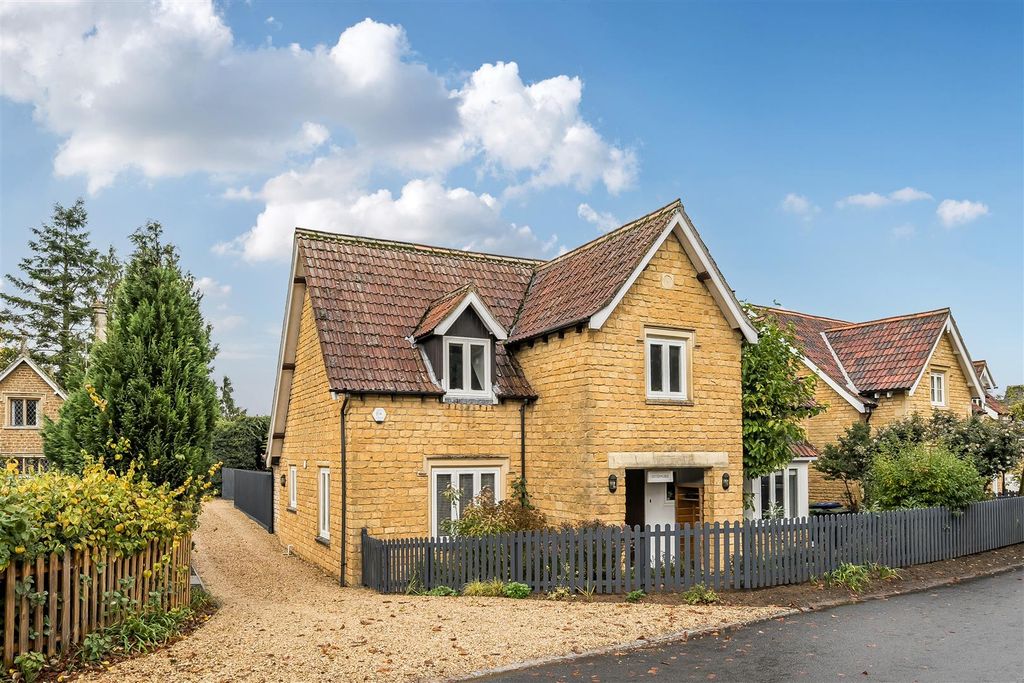 4 bed detached house for saleChurch Road, Derry Hill, Calne SN11