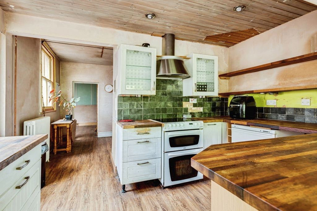 Additional image 3 of 4 bed semi-detached house for saleKingshill Road, Swindon, Wiltshire SN1