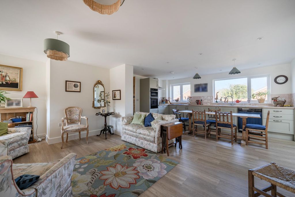 3 bed detached house for saleManor Close, Urchfont, Devizes SN10 photo 2