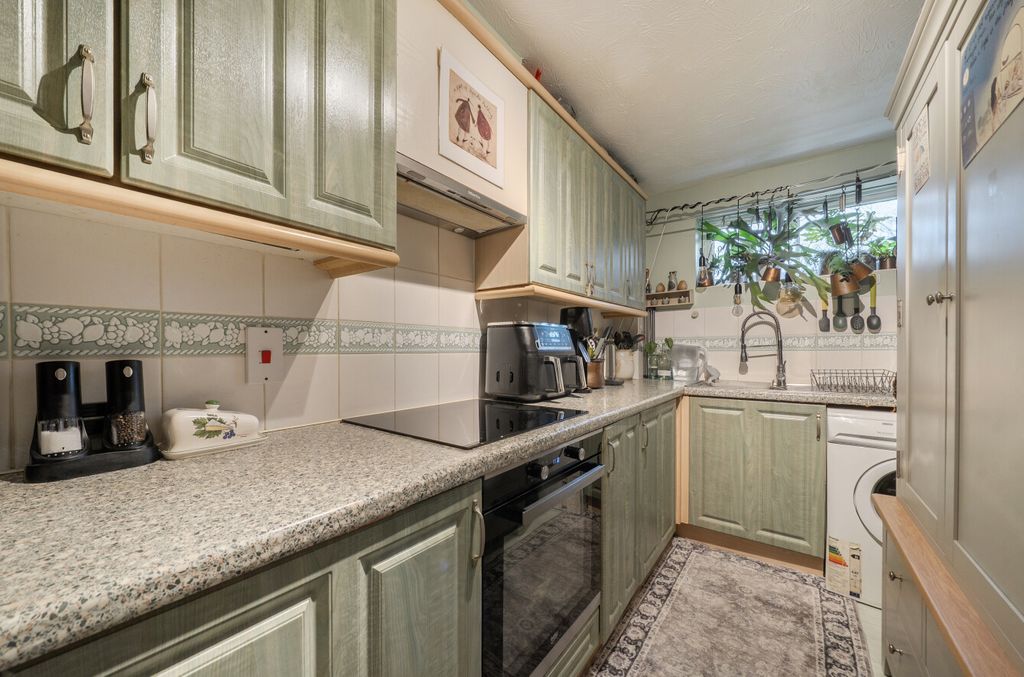 2 bed flat for saleBabbage Way, Bracknell, Berkshire RG12 photo 3