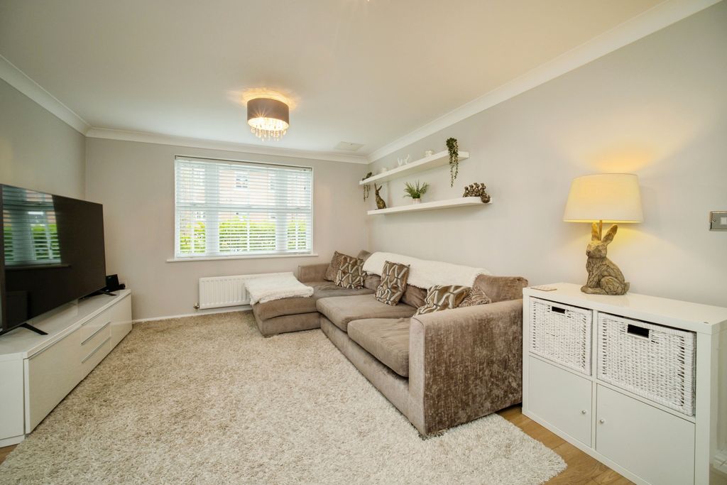 Additional image 8 of 2 bed flat for saleSycamore Rise, Bracknell RG12