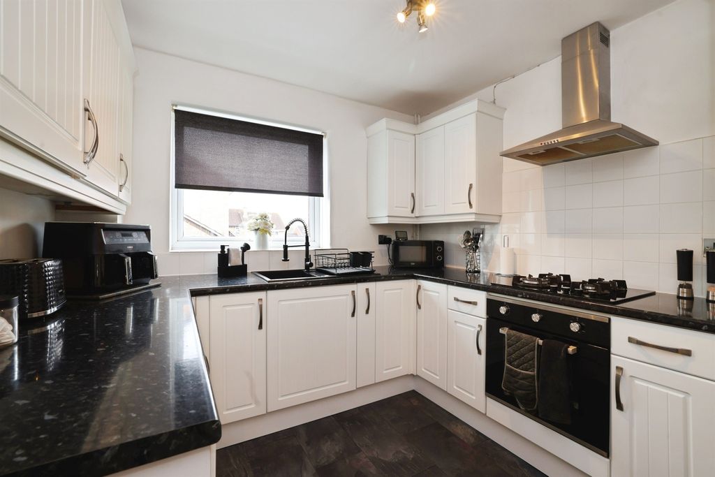 4 bed detached house for saleWesterham Walk, Calne SN11 photo 4