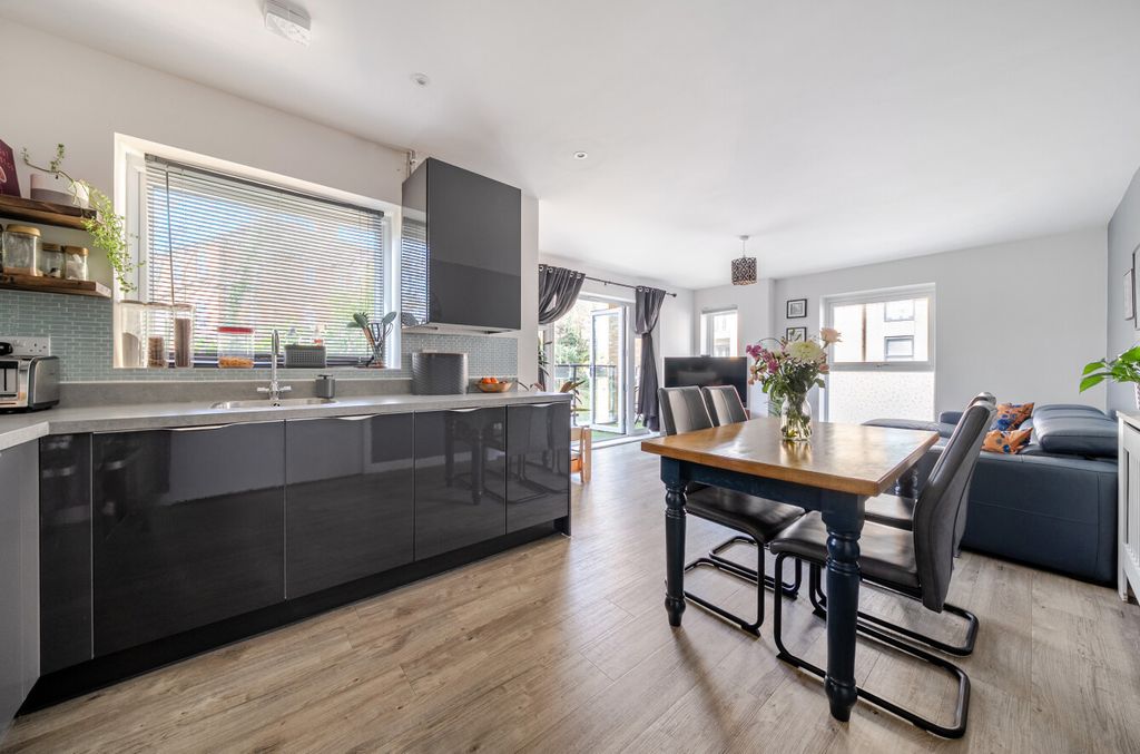 Additional image 6 of 2 bed flat for saleBroad Lane, Bracknell, Berkshire RG12