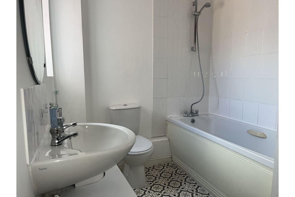 2 bed flat for salePadstow Road, Swindon SN2 photo 5