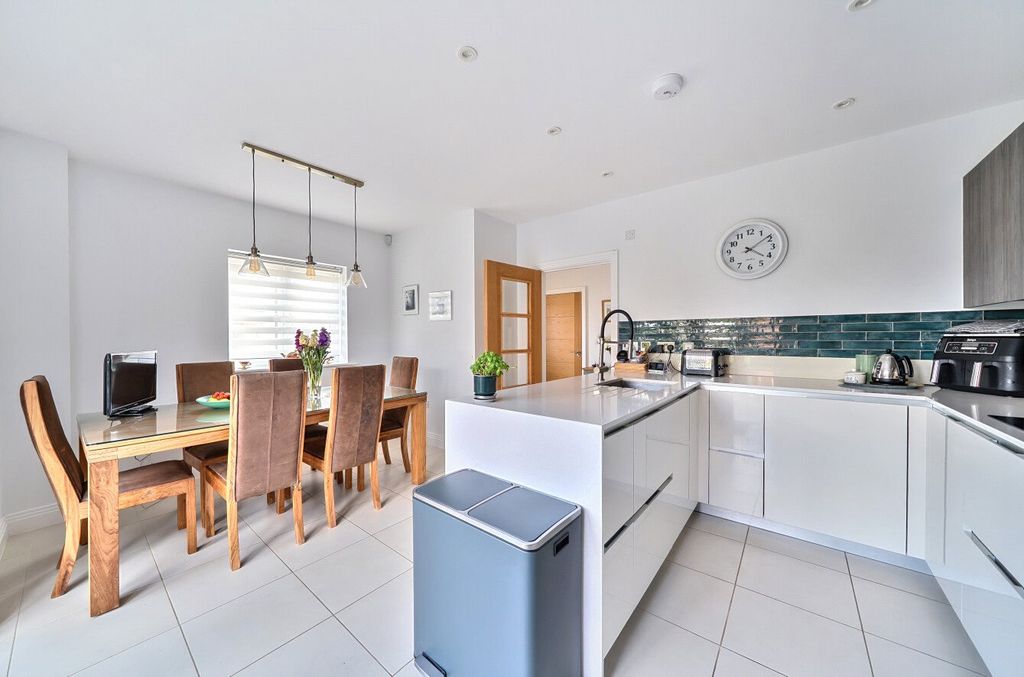 4 bed semi-detached house for salePoppy Corner, Warfield, Berkshire RG42 photo 2