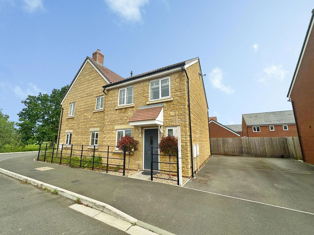 3 bed semi-detached house for saleMagdalene Close, South Marston SN3