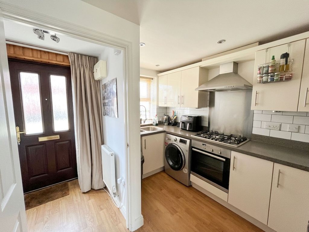 3 bed terraced house for saleSt. James Gardens, Trowbridge BA14 photo 4