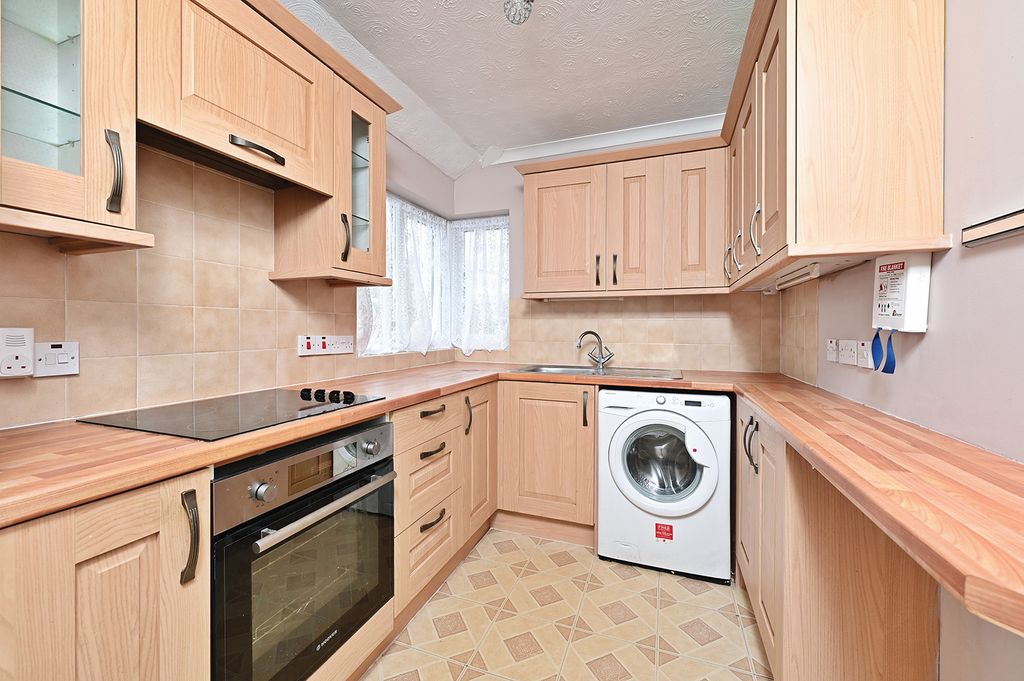 Additional image 4 of 2 bed flat for saleBroom Way, Blackwater, Camberley GU17