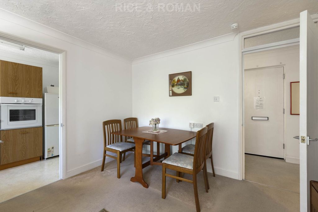 Additional image 4 of 2 bed flat for saleSt Christopher`S Gardens, Ascot SL5