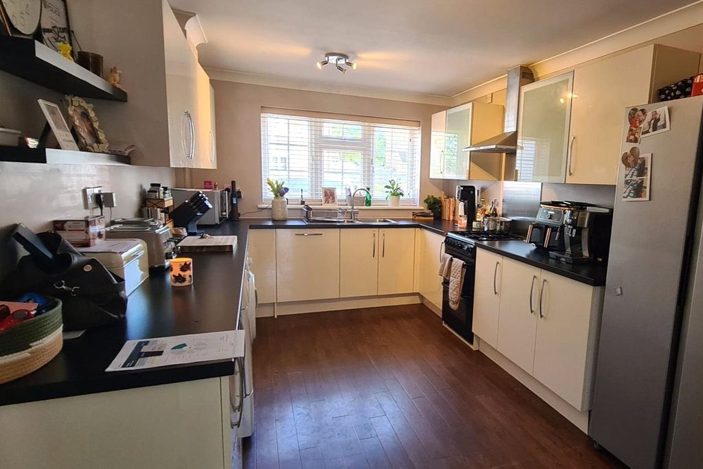 Additional image 2 of 3 bed terraced house for saleElizabeth Close, Bracknell, Berkshire RG12