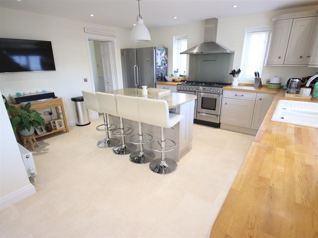 4 bed detached house for saleLansdowne Crescent, Derry Hill SN11 photo 4