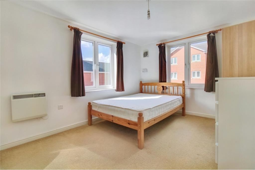 2 bed flat for salePadstow Road, Swindon SN2 photo 4