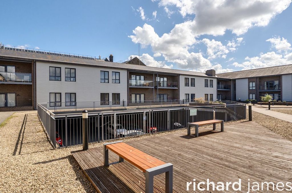 1 bed flat for saleCardean House, Firefly Avenue, Swindon SN2