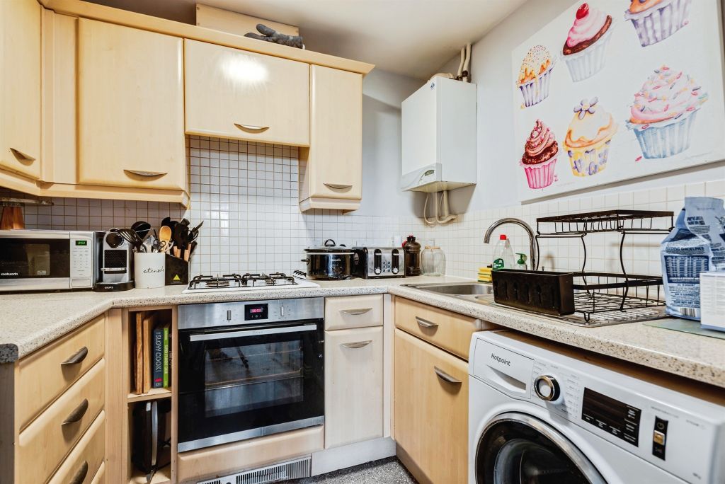 2 bed flat for salePoseidon Close, Swindon SN25 photo 5
