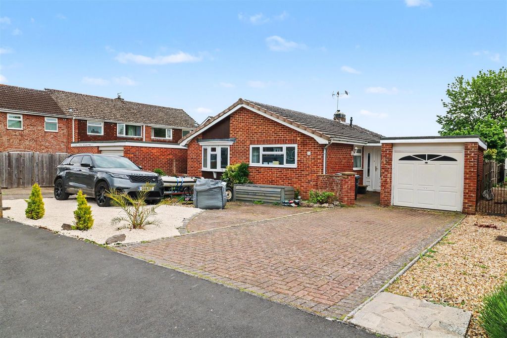 3 bed detached bungalow for saleCharnwood Road, Broadmead, Trowbridge BA14