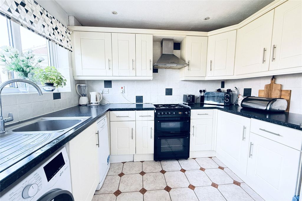 3 bed detached house for saleStaplehurst, Bracknell, Berkshire RG12 photo 4