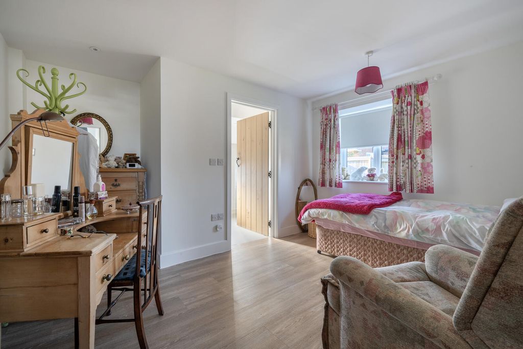 3 bed detached house for saleManor Close, Urchfont, Devizes SN10 photo 4
