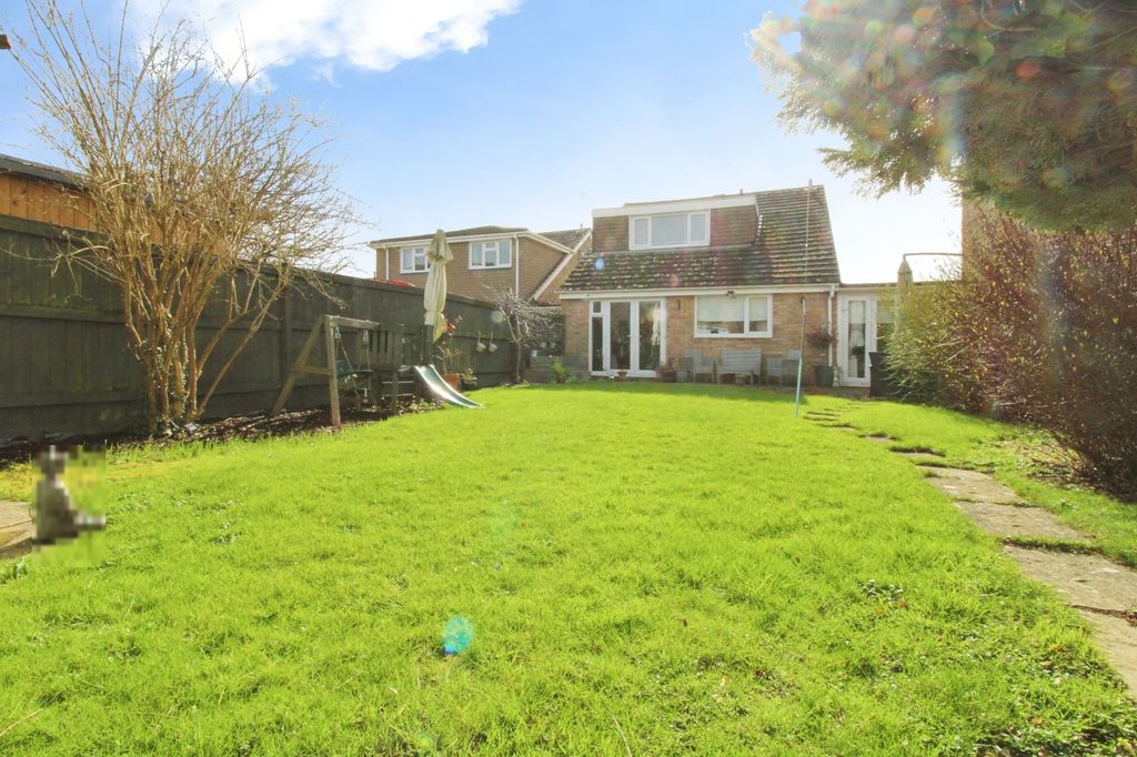 4 bed link detached house for saleDeansfield, Cricklade SN6 photo 4