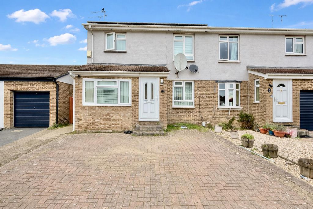 4 bed semi-detached house for saleLambert Close, Freshbrook, Swindon SN5