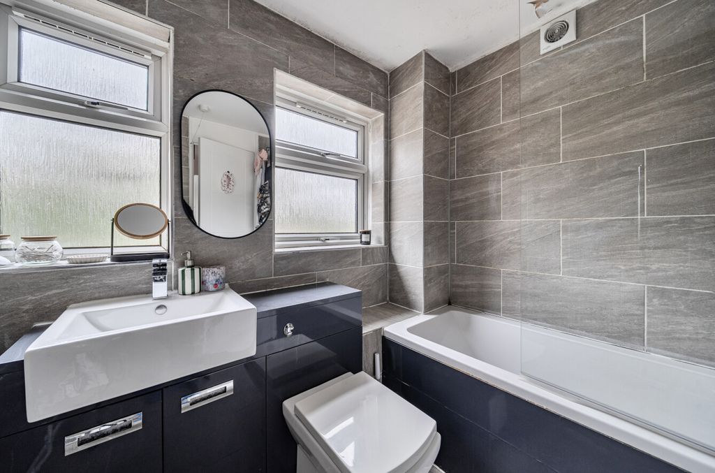 Additional image 10 of 2 bed flat for saleEarlswood, Bracknell RG12