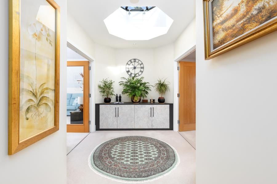 3 bed flat for saleAscot, Berks SL5 photo 3