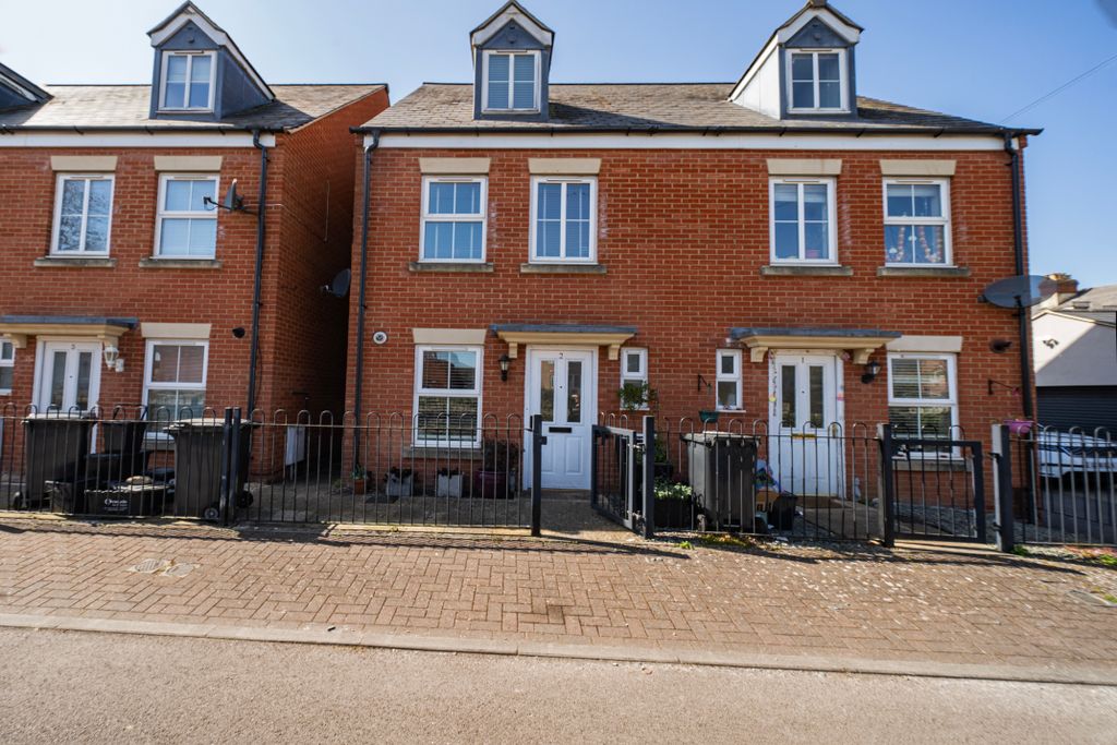 3 bed semi-detached house for saleThe Shearings, Old Town, Swindon SN1