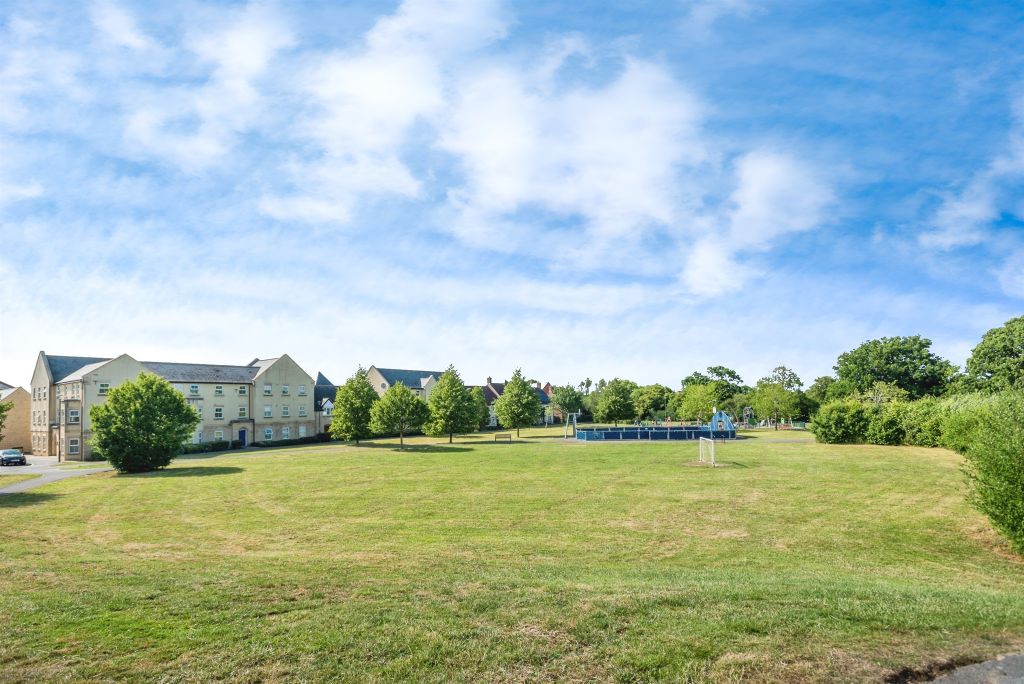 2 bed flat for salePoseidon Close, Swindon SN25 photo 2