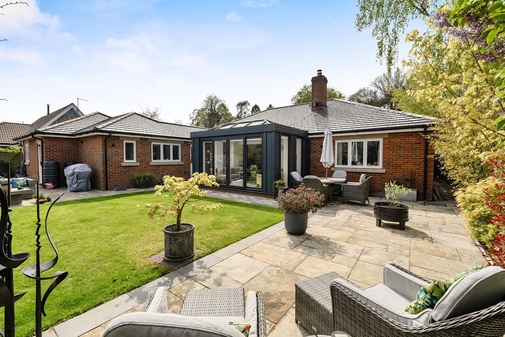 3 bed detached bungalow for saleManor Close, Urchfont, Devizes SN10 photo 2