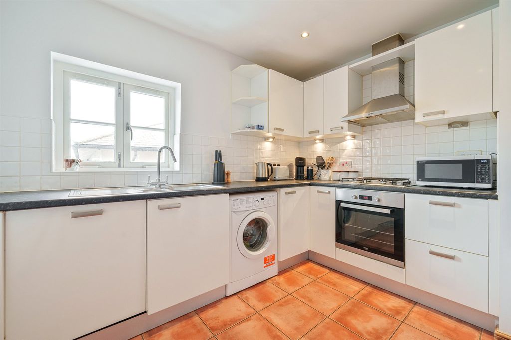 Additional image 3 of 2 bed flat for saleCambridge Road, Crowthorne, Berkshire RG45