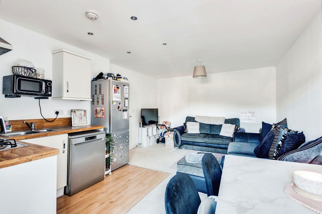 Additional image 4 of 2 bed flat for saleStaldon Court, Swindon, Wiltshire SN1