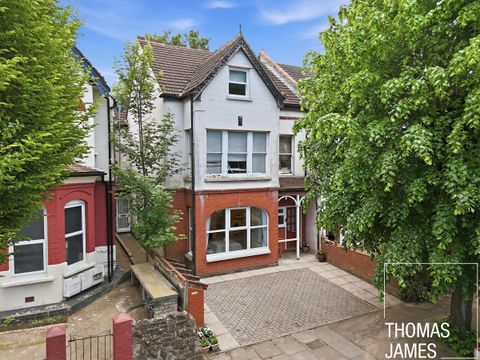 Broomfield Avenue, London N13