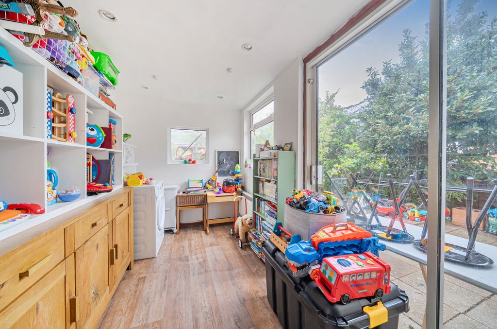 3 bed terraced house for saleLichfields, Bracknell, Berkshire RG12 photo 4
