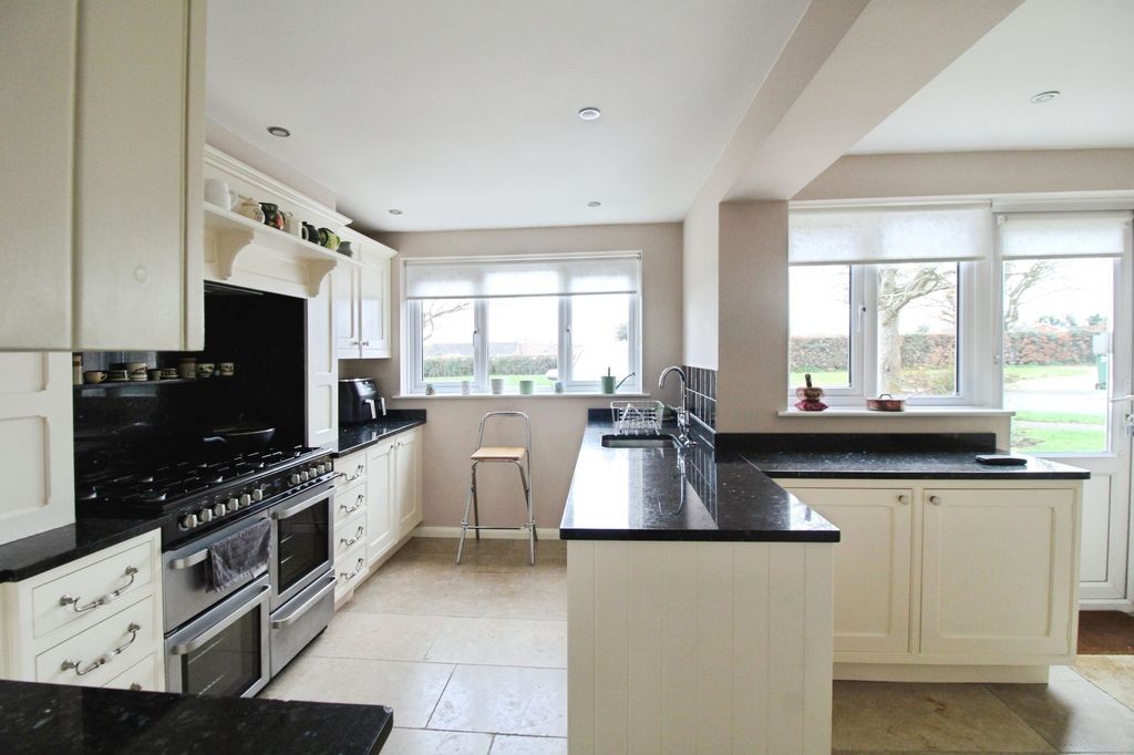 3 bed link detached house for saleWaylands, Cricklade SN6 photo 2