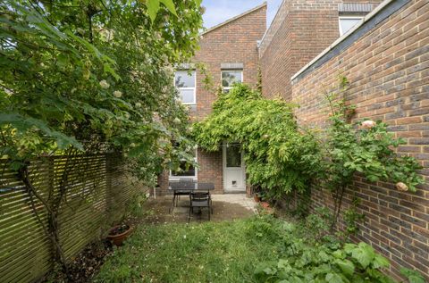 Kingston Square, London SE19