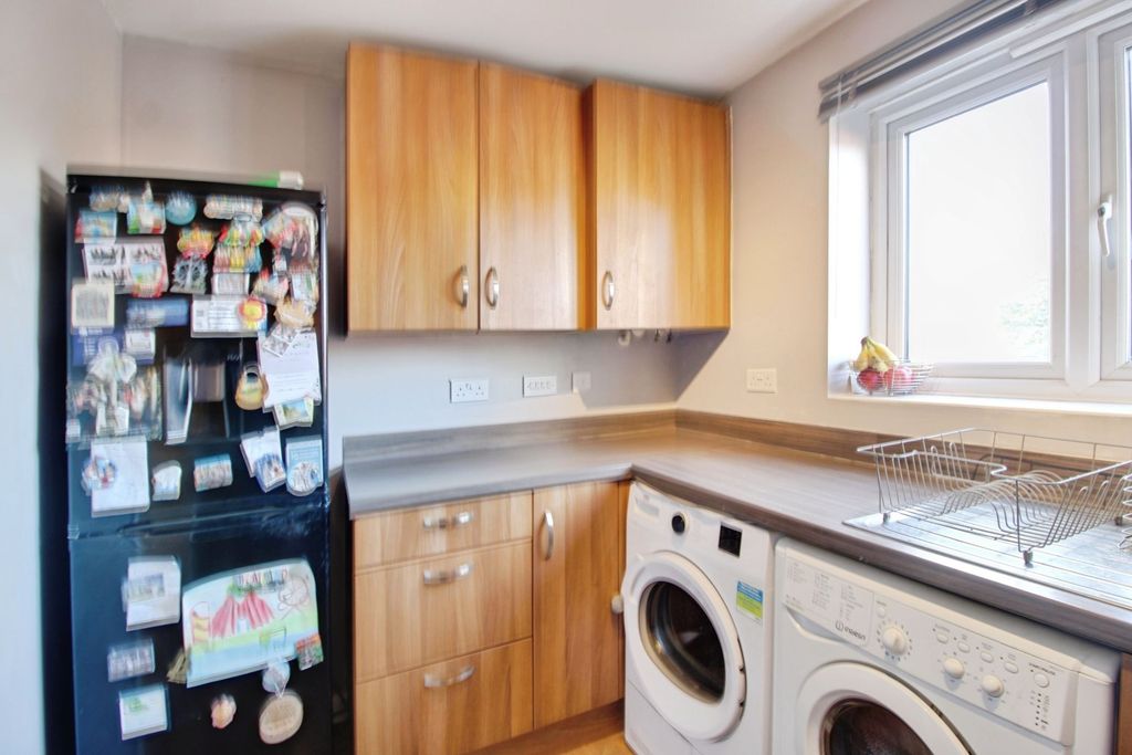 2 bed flat for saleBates Way, Moredon SN2 photo 4