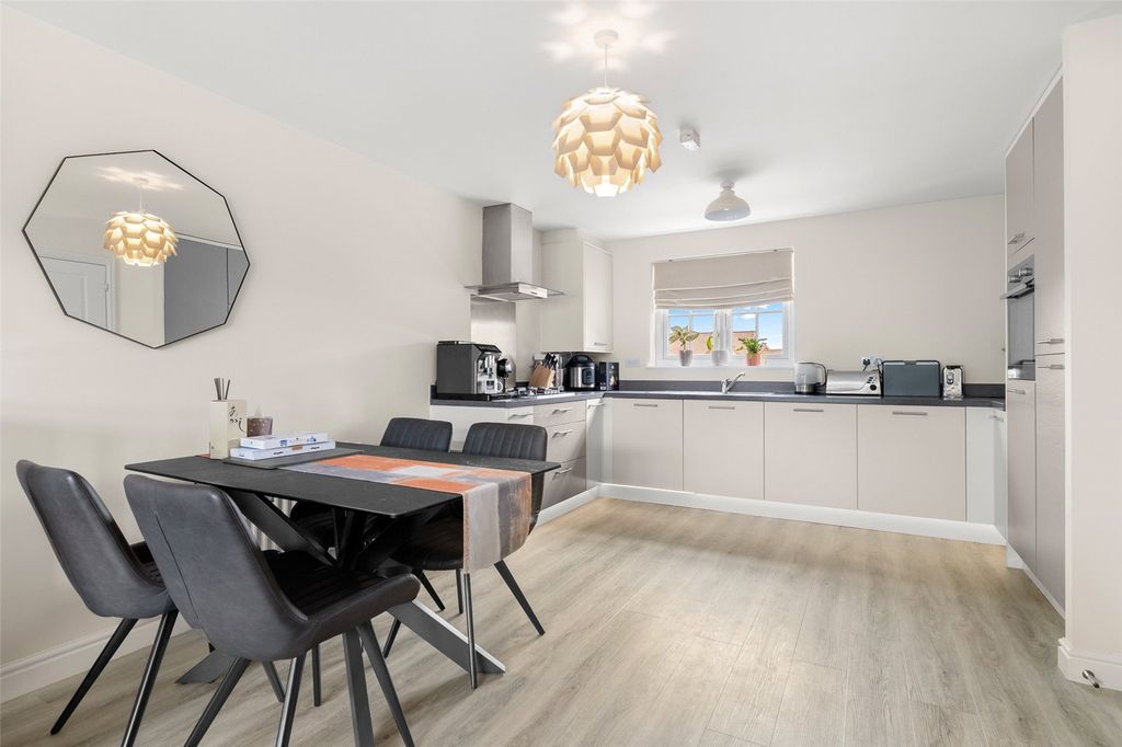 Additional image 3 of 2 bed flat for saleFalcon Way, Bracknell, Berkshire RG12