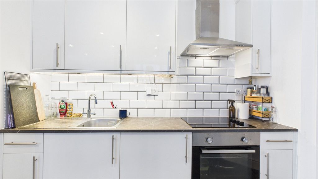 1 bed flat for saleCamberley GU15 photo 3
