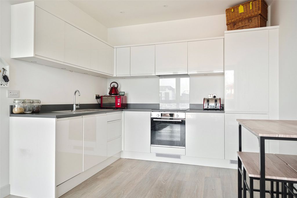 1 bed flat for saleThe Ring, Bracknell, Berkshire RG12 photo 2
