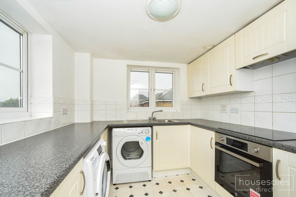 2 bed flat for salePadstow Road, Swindon SN2 photo 4