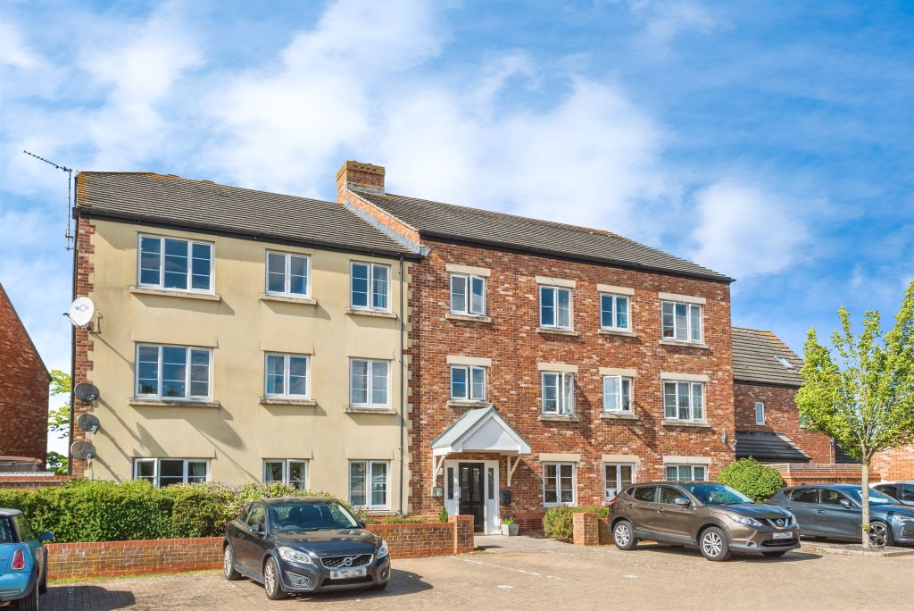 2 bed flat for salePoseidon Close, Swindon SN25