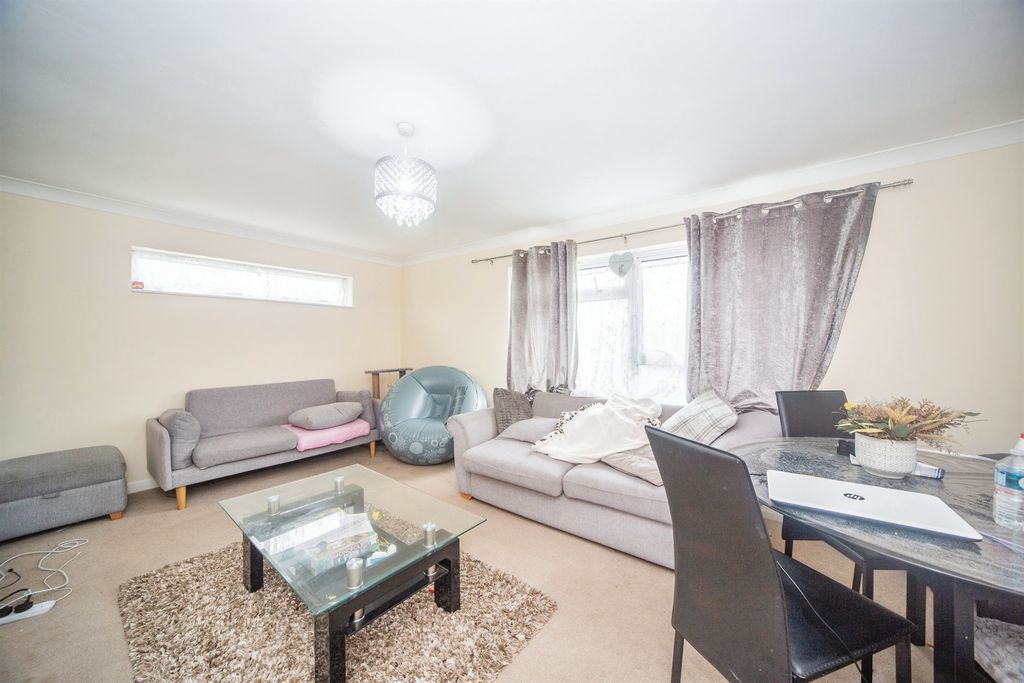2 bed flat for saleCherry Close, Salisbury SP2 photo 3