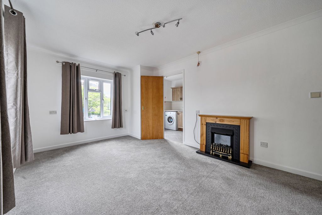 1 bed flat for salePolebarn Road, Trowbridge BA14 photo 4