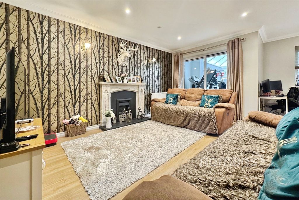 3 bed link detached house for saleOld Forge End, Sandhurst, Berkshire GU47 photo 2