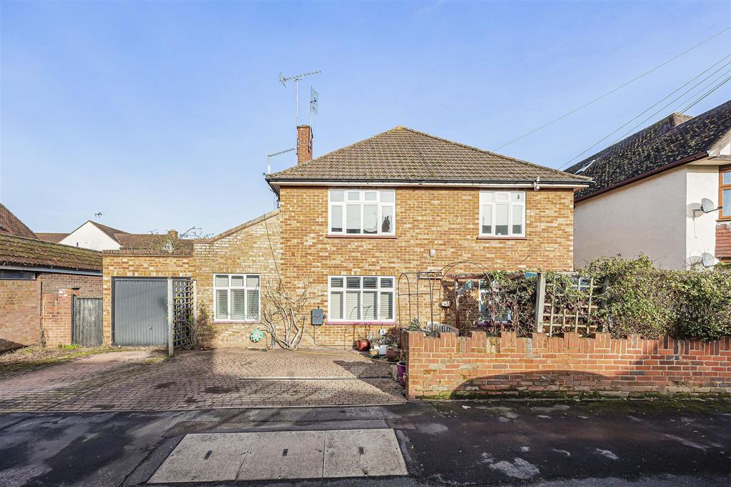 2 bed maisonette for salePenyston Road, St Marks, Maidenhead SL6