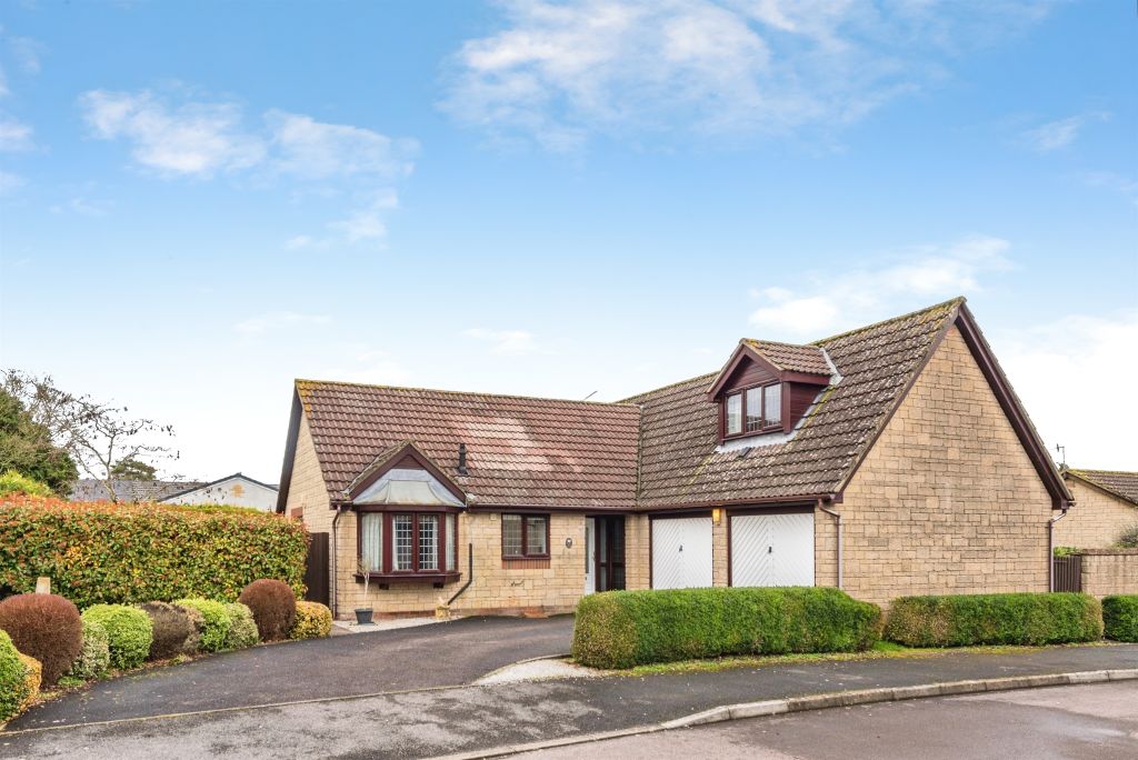 3 bed detached bungalow for saleThe Close, Lydiard Millicent, Swindon SN5