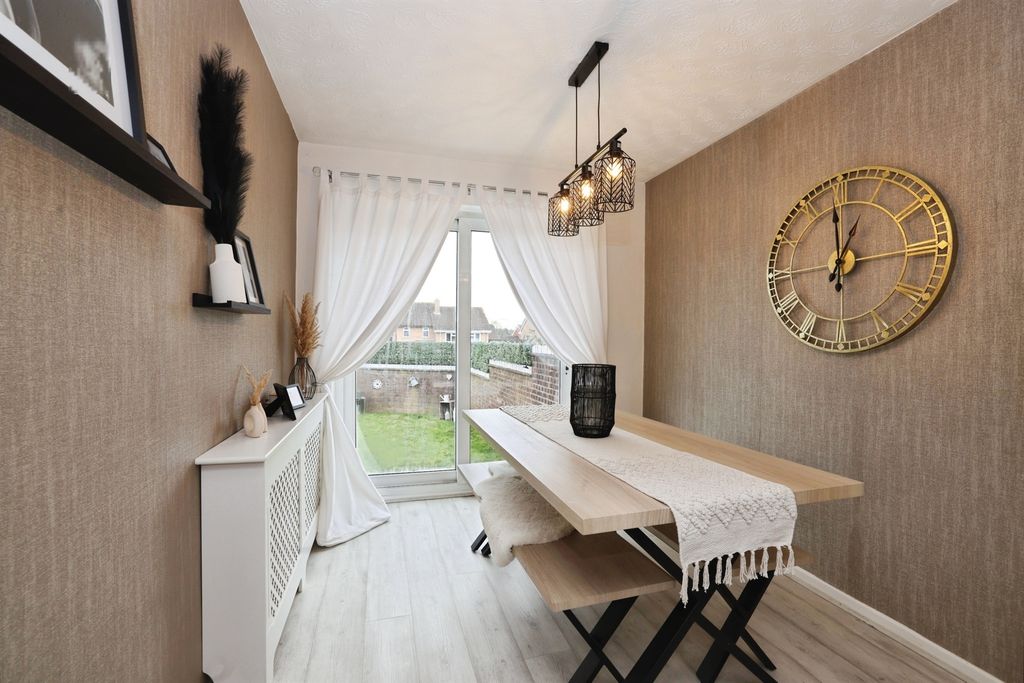 4 bed detached house for saleWesterham Walk, Calne SN11 photo 3