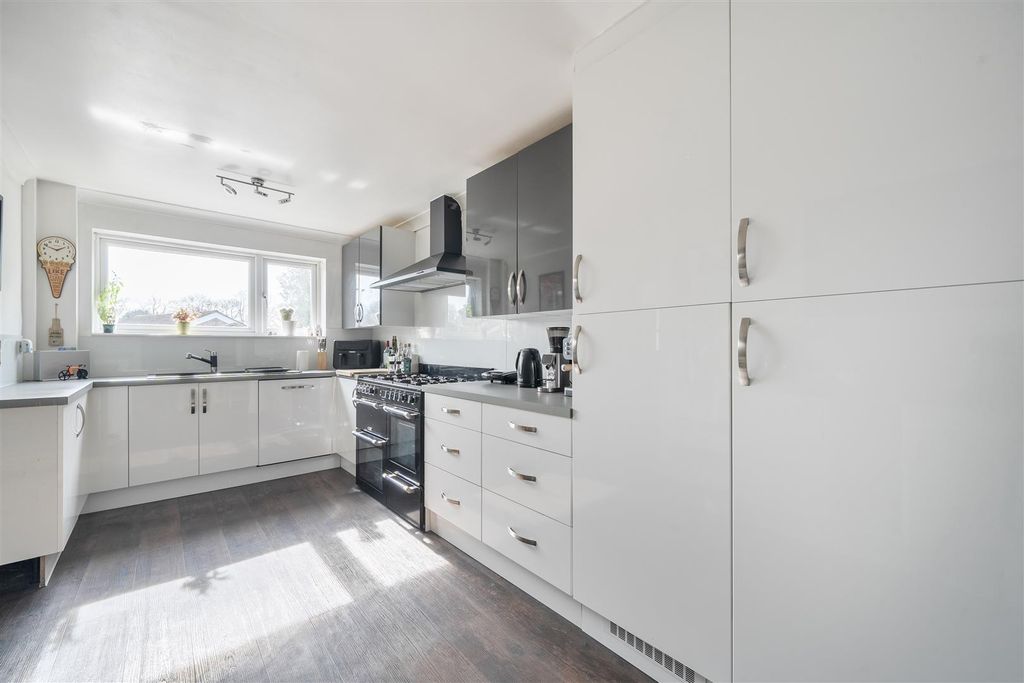 Additional image 6 of 4 bed semi-detached house for saleSouth Meadow, Crowthorne, Berkshire RG45