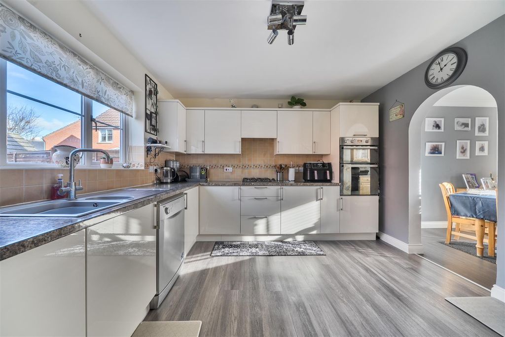 4 bed detached house for saleMillennium Close, Devizes SN10 photo 2