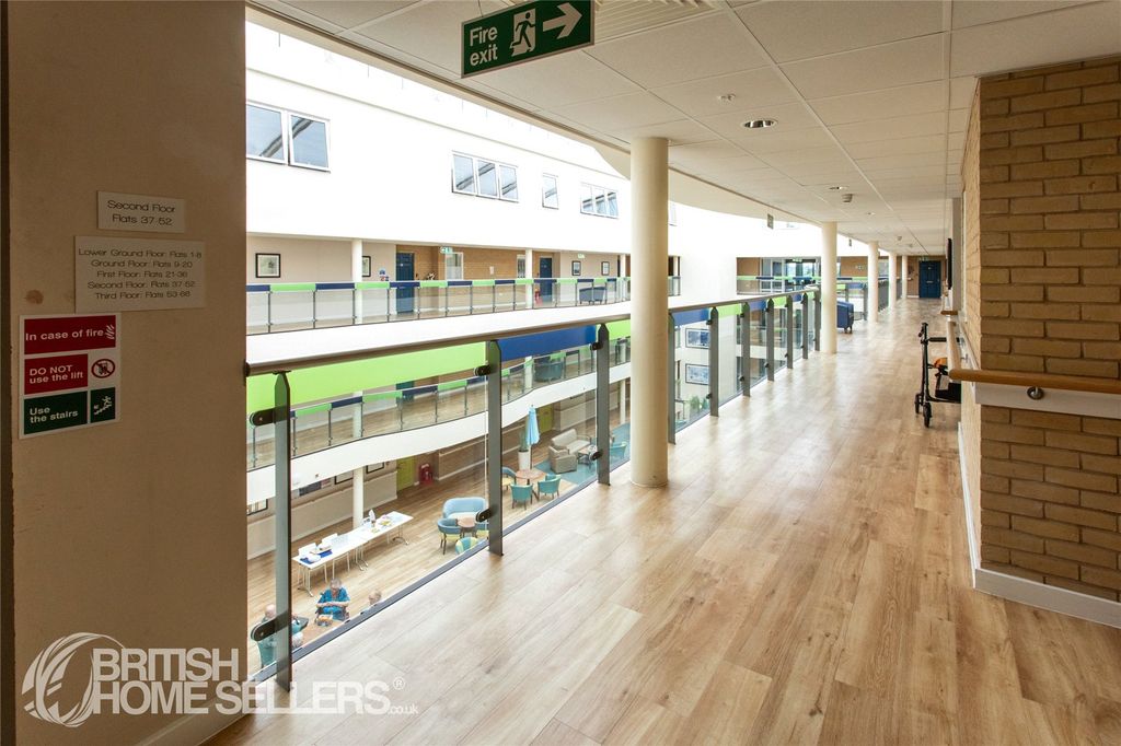 2 bed flat for saleJohnstone Close, Bracknell, Berkshire RG12 photo 4